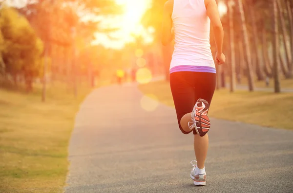 Asian woman running at tropical park — Stock Photo, Image