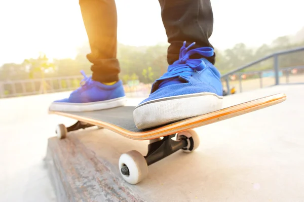 Кроссовки на скейтборде — стоковое фото