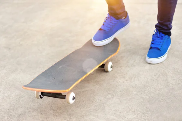 スケート ボード上のスニーカー — ストック写真