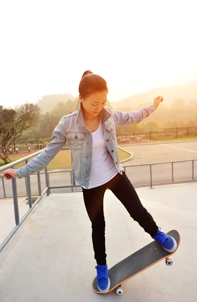 Skateboarding woman — Stock Photo, Image