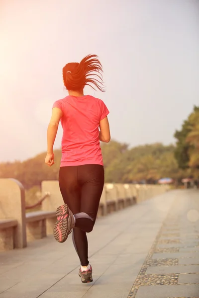 Mujer corriendo en parque tropical — Foto de Stock