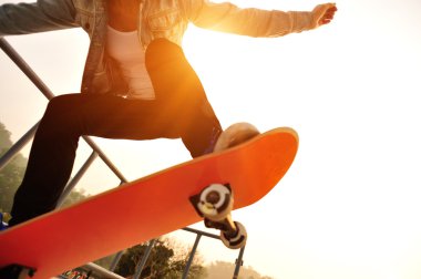 kadın kaykay üzerinde