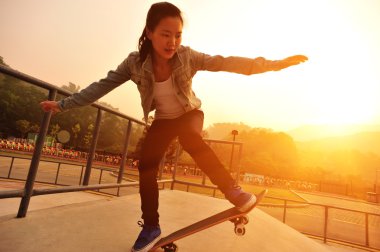 kadın kaykay üzerinde