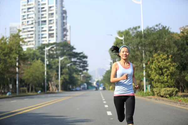 Runner atleet uitgevoerd op weg — Stockfoto