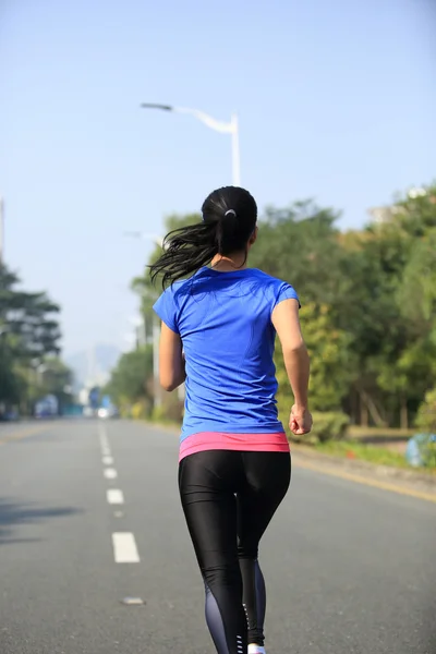 Corredor atleta corriendo por carretera — Foto de Stock