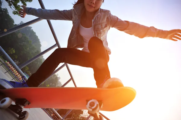 Femme sur skateboard — Photo