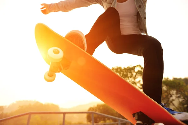 Wanita Skateboarding — Stok Foto