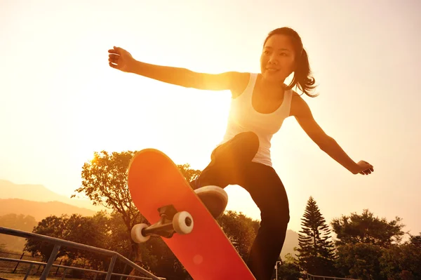 Wanita Skateboarding — Stok Foto