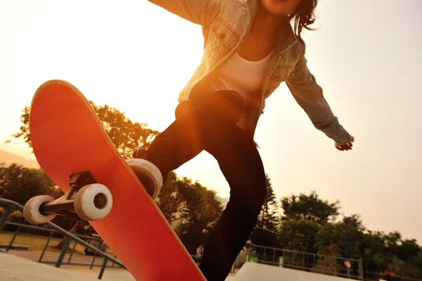 Скейтбординговая женщина — стоковое фото