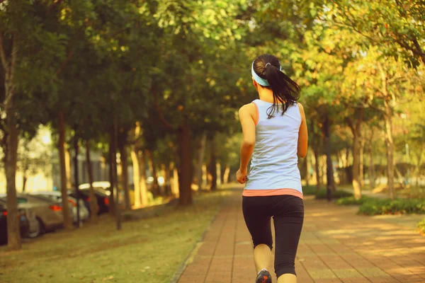 Vrouw in het city park — Stockfoto