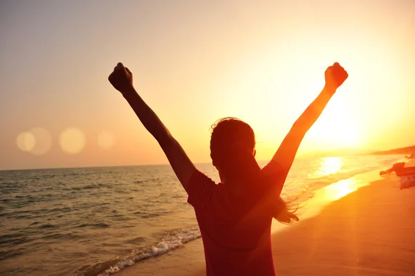 Woman with open arms — Stock Photo, Image