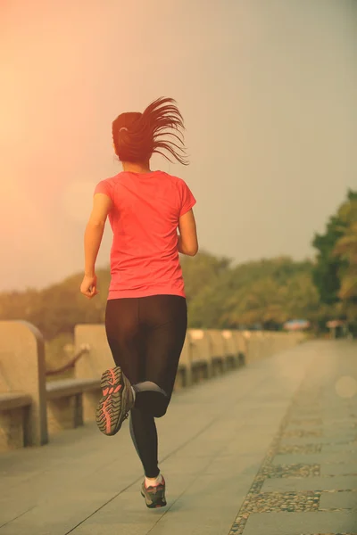 Donna che corre nel parco tropicale — Foto Stock