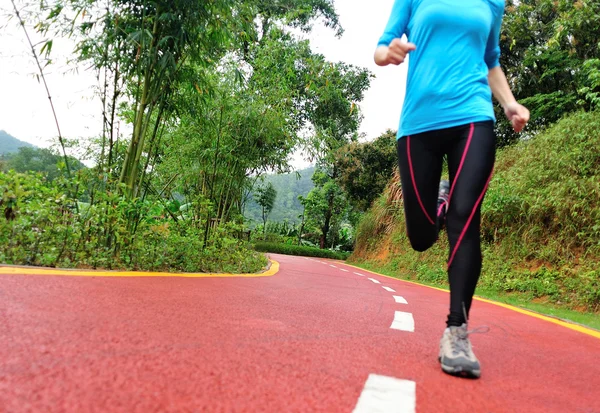 Woman legs running at park trail — Stock Photo, Image