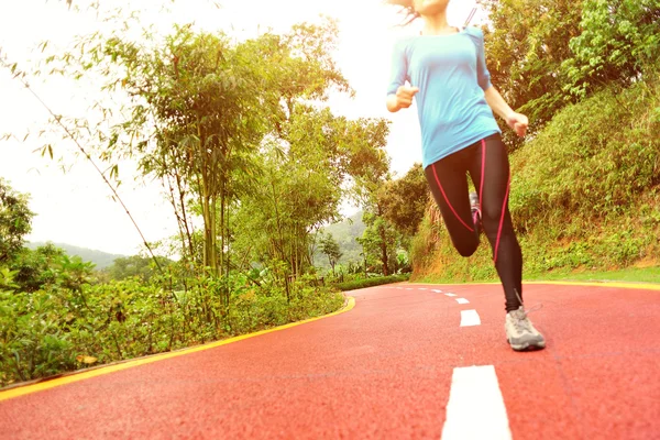 Vrouw draait op park trail — Stockfoto