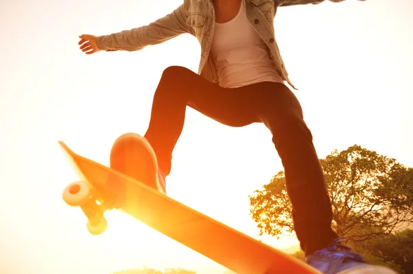 Skateboarding woman — Stock Photo, Image