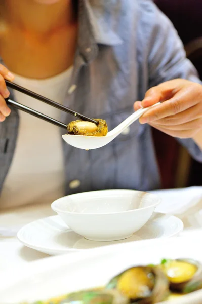 Woman eatting steamed abalone — Stock Photo, Image