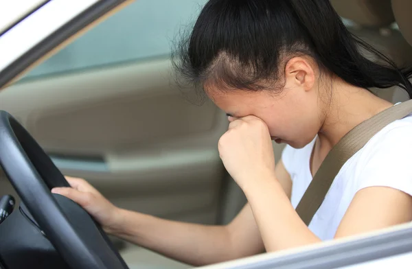 車の中で悲しい女性ドライバー — ストック写真