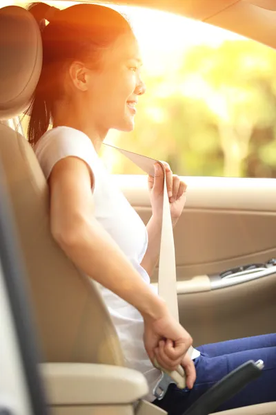 Woman driver buckle up the seat belt — Stock Photo, Image