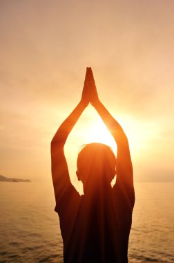 güneş doğarken meditasyon kadın