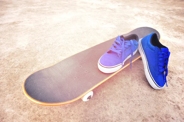 Sneakers su uno skateboard — Foto Stock