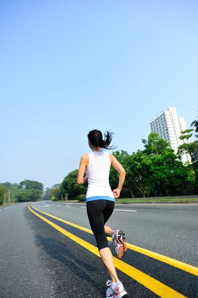 Fitness-Frau läuft — Stockfoto