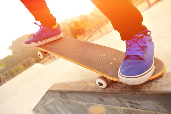 Skateboarding woman — Stock Photo, Image