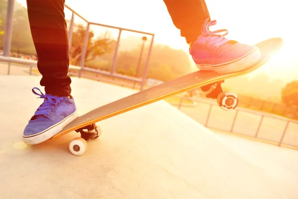 Skateboarden vrouw — Stockfoto