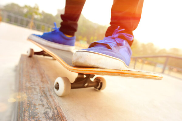 Скейтбординговая женщина
