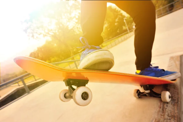 Skateboarden vrouw — Stockfoto