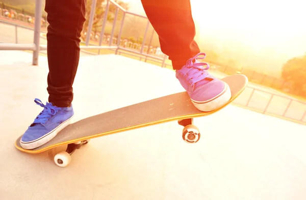 Skateboarding woman — Stock Photo, Image