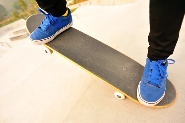 Femme de skateboard — Photo