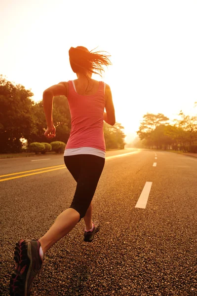 Woman running at sunrise — Stock Photo, Image