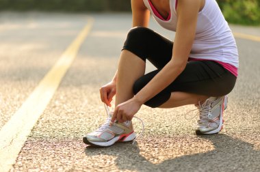 koşucu ayakkabıları çalışıyor