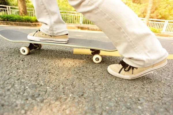 Skateboarderin in der Stadt — Stockfoto