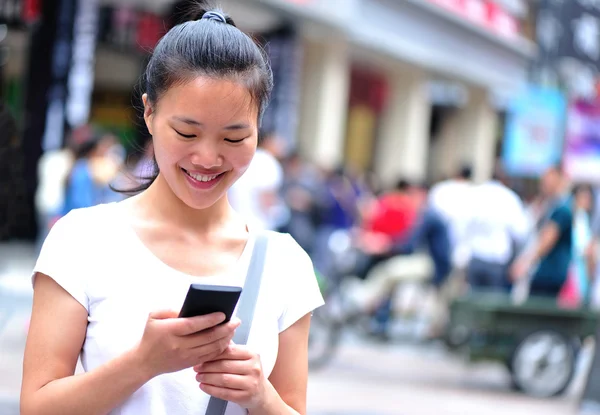 Frau benutzt Smartphone — Stockfoto