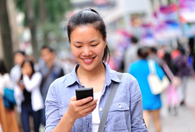 Akıllı telefon kullanan kadın