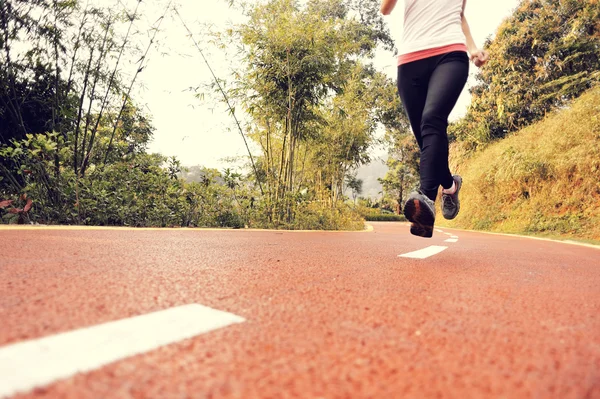 Donna che corre al parco — Foto Stock