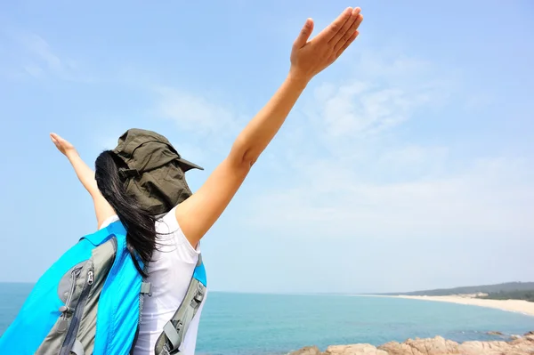 Mujer mirando a la vista — Foto de Stock