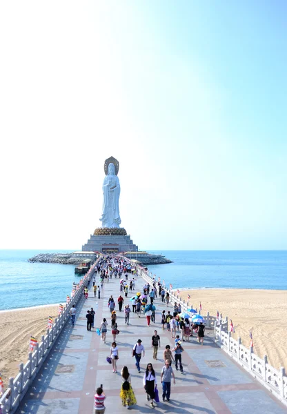 Богиня милосердя статуя на морі — стокове фото