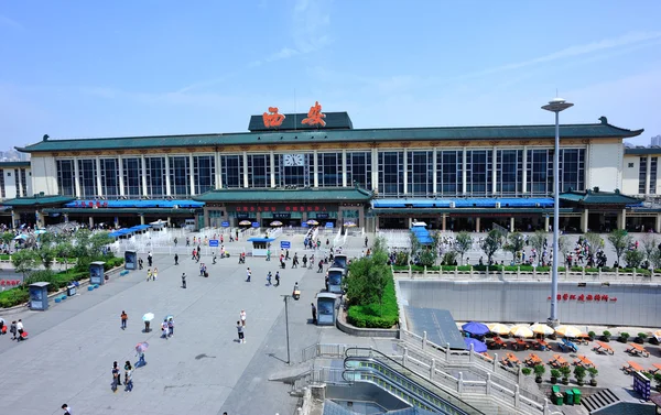 Passagiers lopen op het plein van treinstation — Stockfoto