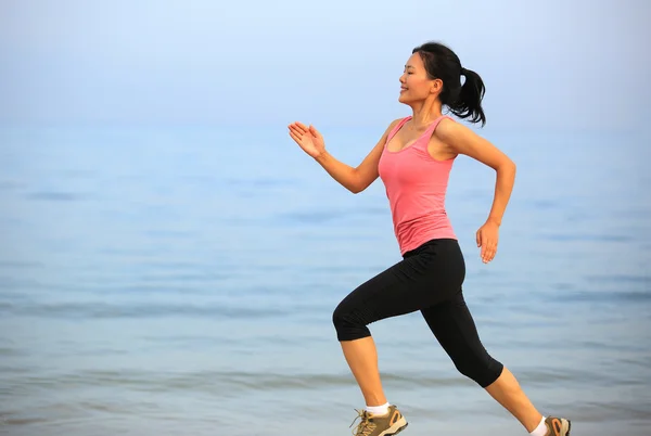 Kobieta jogging o wschodzie słońca — Zdjęcie stockowe