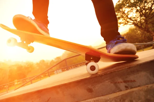 Vrouw skateboarden — Stockfoto