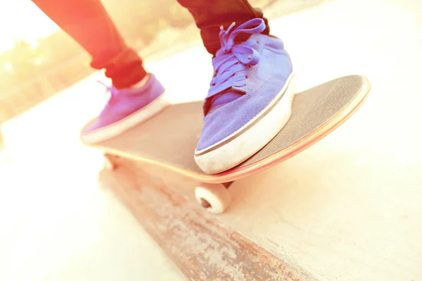 Mujer skateboarding — Foto de Stock