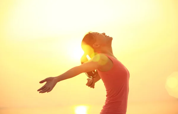 Mulher sob o nascer do sol — Fotografia de Stock