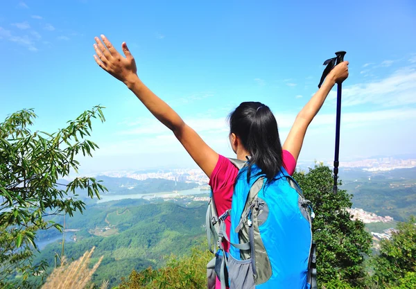 Cheering donna escursionismo — Foto Stock