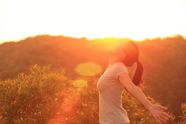 sunrise için kadın kollarını