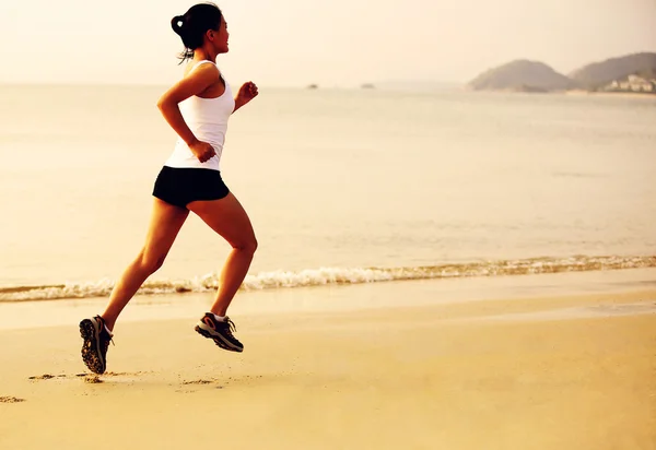 Frau joggt bei Sonnenaufgang — Stockfoto