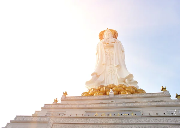 Dea della misericordia statua al mare — Foto Stock