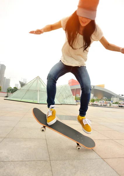 Woman skateboarding — Stock Photo, Image