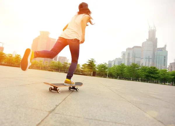 Mujer skateboarding — Foto de Stock